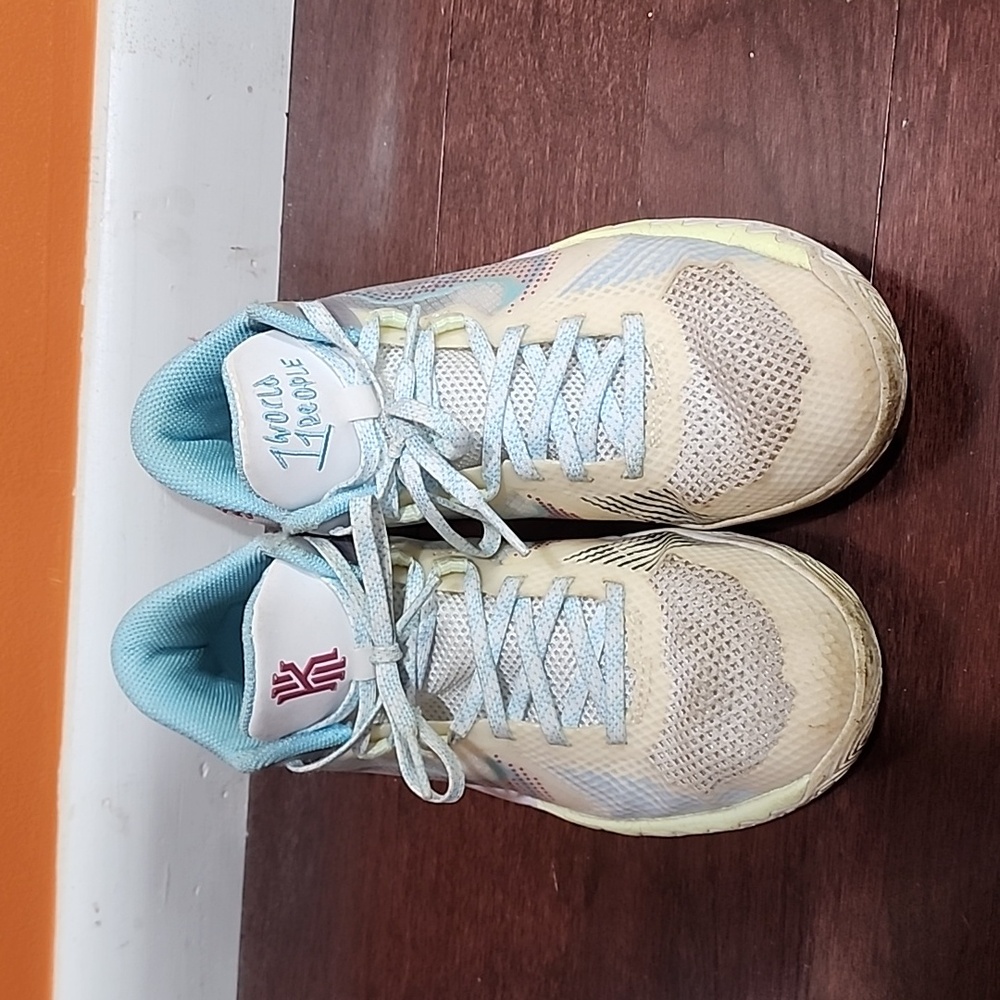 Girl's Nike basketball shoes Kyrie Irving Size 4Y